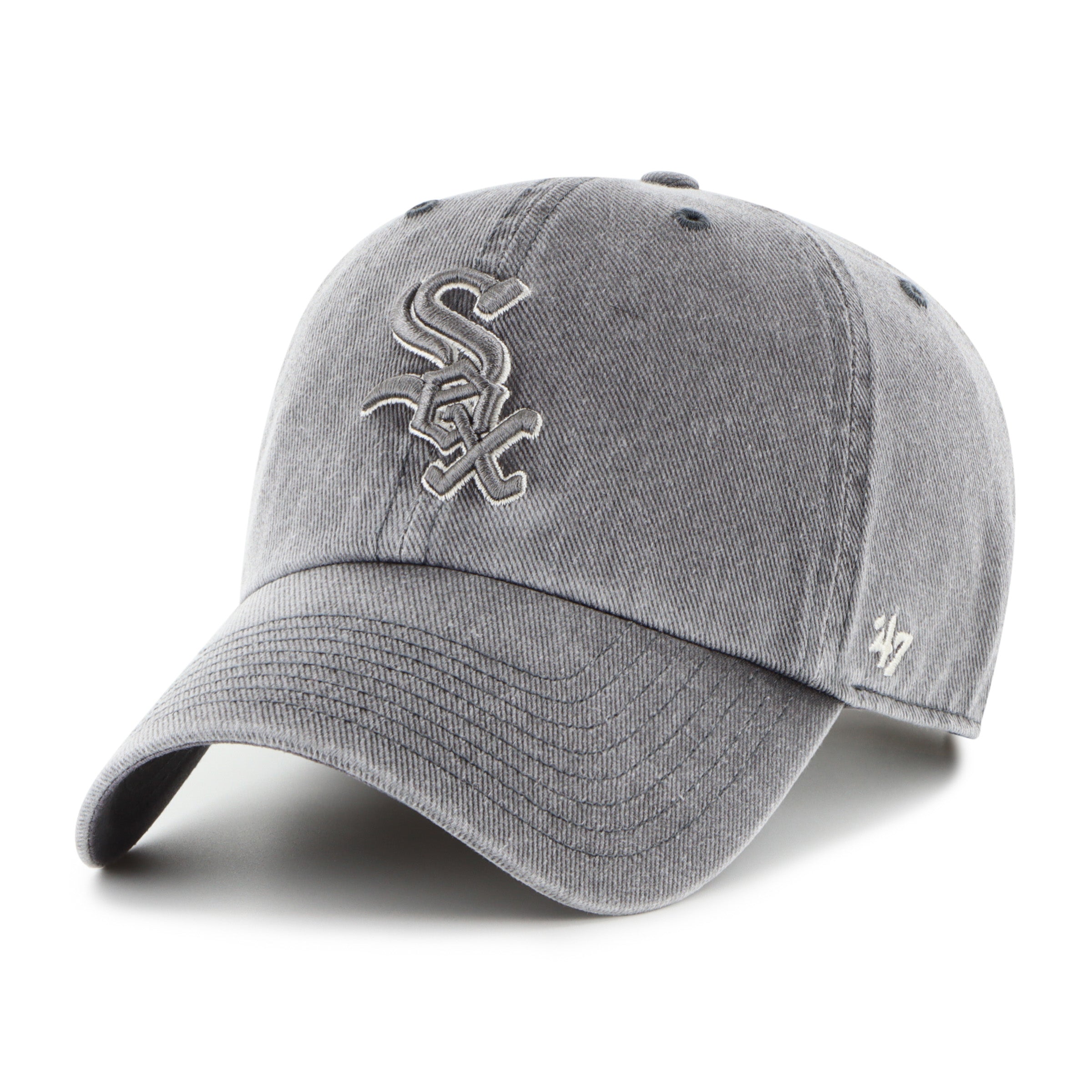 Gorra '47 Clean Up Chicago White Sox MLB Pigment en algodón gris oscuro con efecto deslavado, visera curva sin estructura con logo de los White Sox bordado al frente y emblema '47 en el lateral, cierre strapback ajustable