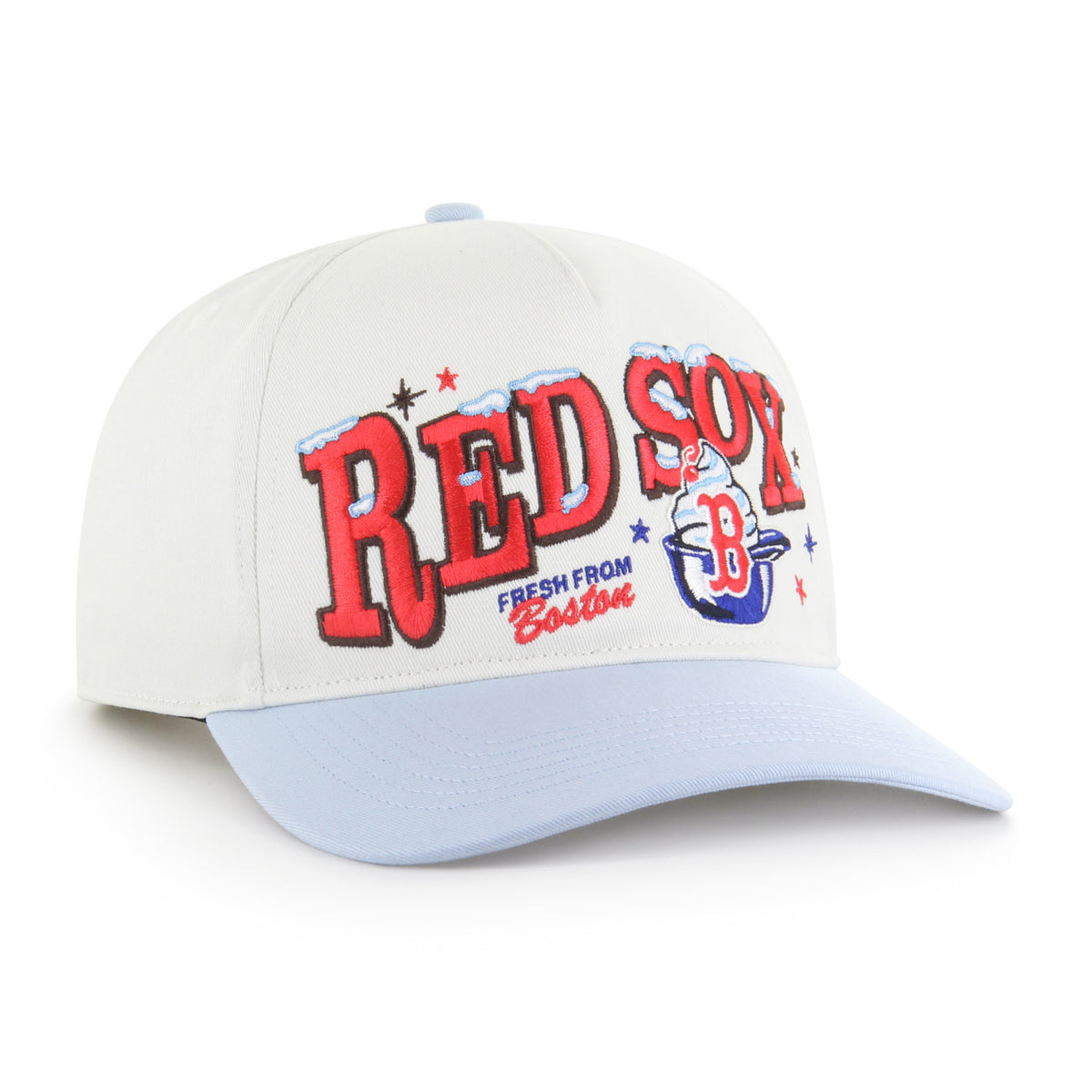 Boston Red Sox MLB Ice Cream ’47 Hitch Relaxed Fit color Beige claro, corona clara y visera azul claro semicurva, bordado frontal RED SOX rojo con detalles de helado, casco azul con helado y letra B roja, inscripción FRESH FROM Boston, emblema ’47 azul claro lateral y ajuste snapback.