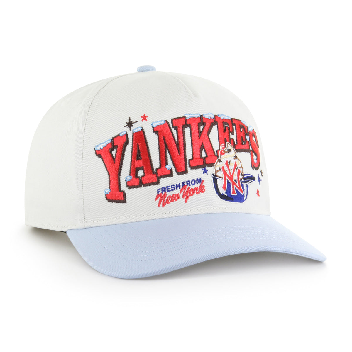 New York Yankees MLB Ice Cream ’47 Hitch RF color Beige, corona beige claro y visera azul claro semicurva, bordado frontal YANKEES rojo con detalles de helado, casco azul con helado y logo NY rojo, inscripción FRESH FROM New York, emblema ’47 azul claro lateral y ajuste snapback.