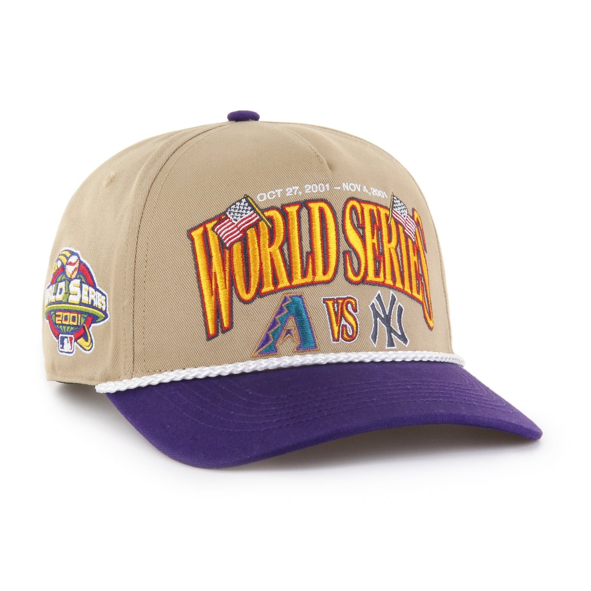 MLB World Series Rivalry Diamondbacks vs Yankees ’47 Hitch color Caqui 01, corona caqui y visera morada semicurva con cordón blanco, bordado WORLD SERIES con banderas estadounidenses, logos A y NY e inscripción VS al frente, emblema World Series 2001 lateral derecho, emblema ’47 blanco lateral izquierdo y ajuste snapback.