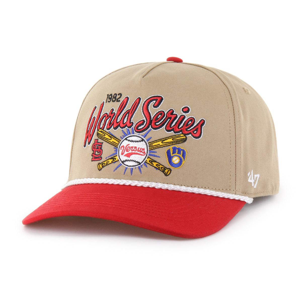 MLB World Series Rivalry Cardinals vs Brewers ’47 Hitch color Caqui 82, corona caqui y visera roja semicurva con cordón blanco, bordado 1982 World Series con logos de Cardinals y Brewers, bates cruzados y pelota Versus al frente, emblema World Series 1982 lateral derecho, emblema ’47 blanco lateral izquierdo y ajuste snapback.