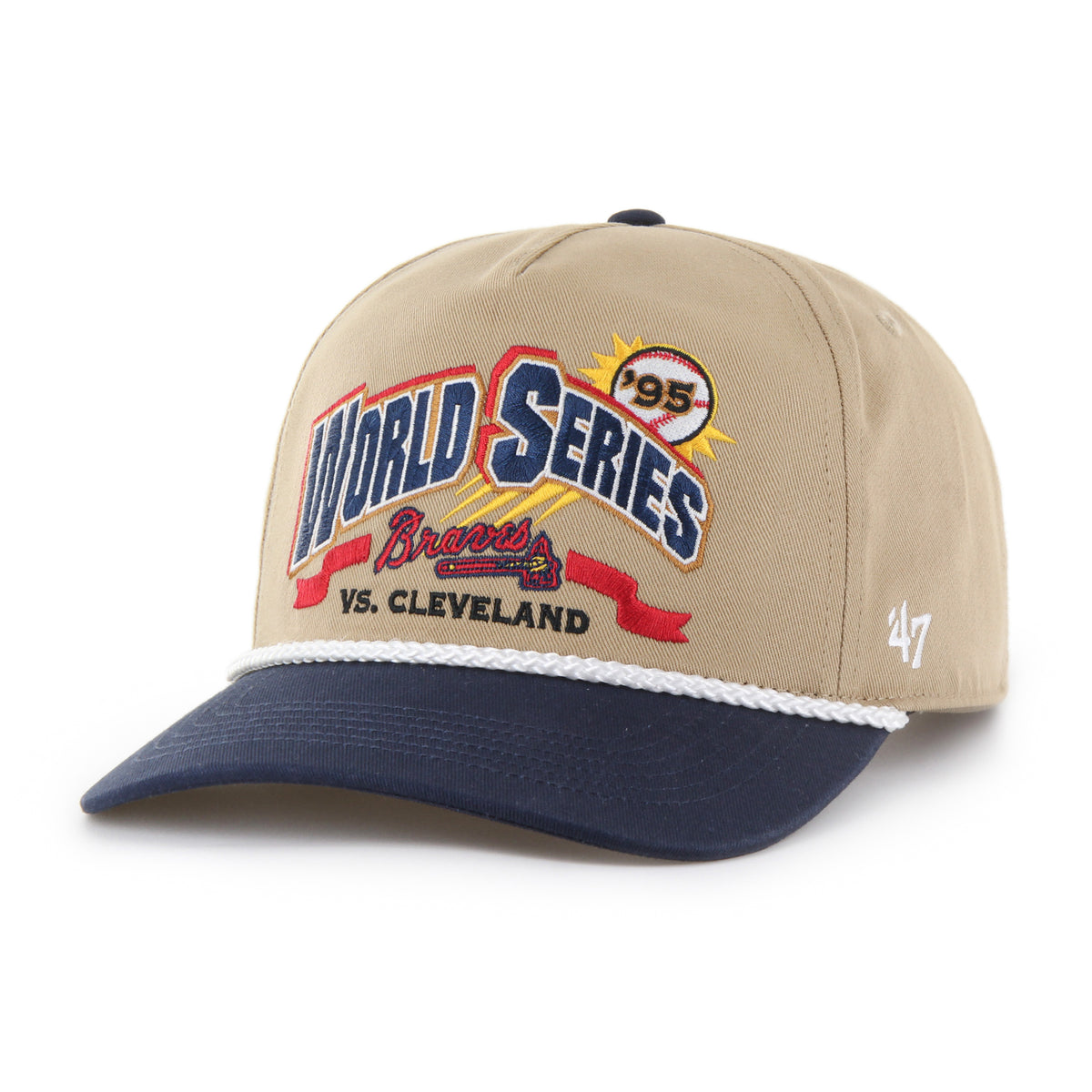 MLB World Series Rivalry Braves vs Cleveland ’47 Hitch color Caqui 95, corona caqui y visera azul marino semicurva con cordón blanco, bordado World Series 1995 con logo Braves e inscripción VS. CLEVELAND al frente, emblema World Series 1995 lateral derecho, emblema ’47 blanco lateral izquierdo y ajuste snapback.