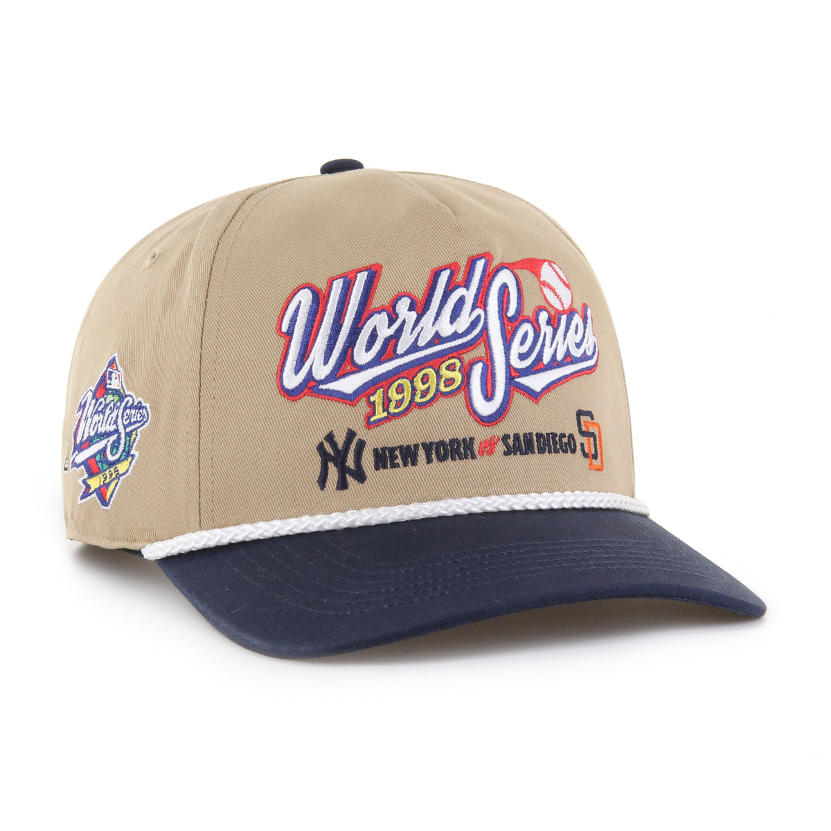 MLB World Series Rivalry Yankees vs Padres ’47 Hitch color Caqui 98, corona caqui y visera azul marino semicurva con cordón blanco, bordado World Series 1998 con logos NY y SD al frente, emblema World Series lateral derecho, emblema ’47 blanco lateral izquierdo y ajuste snapback.