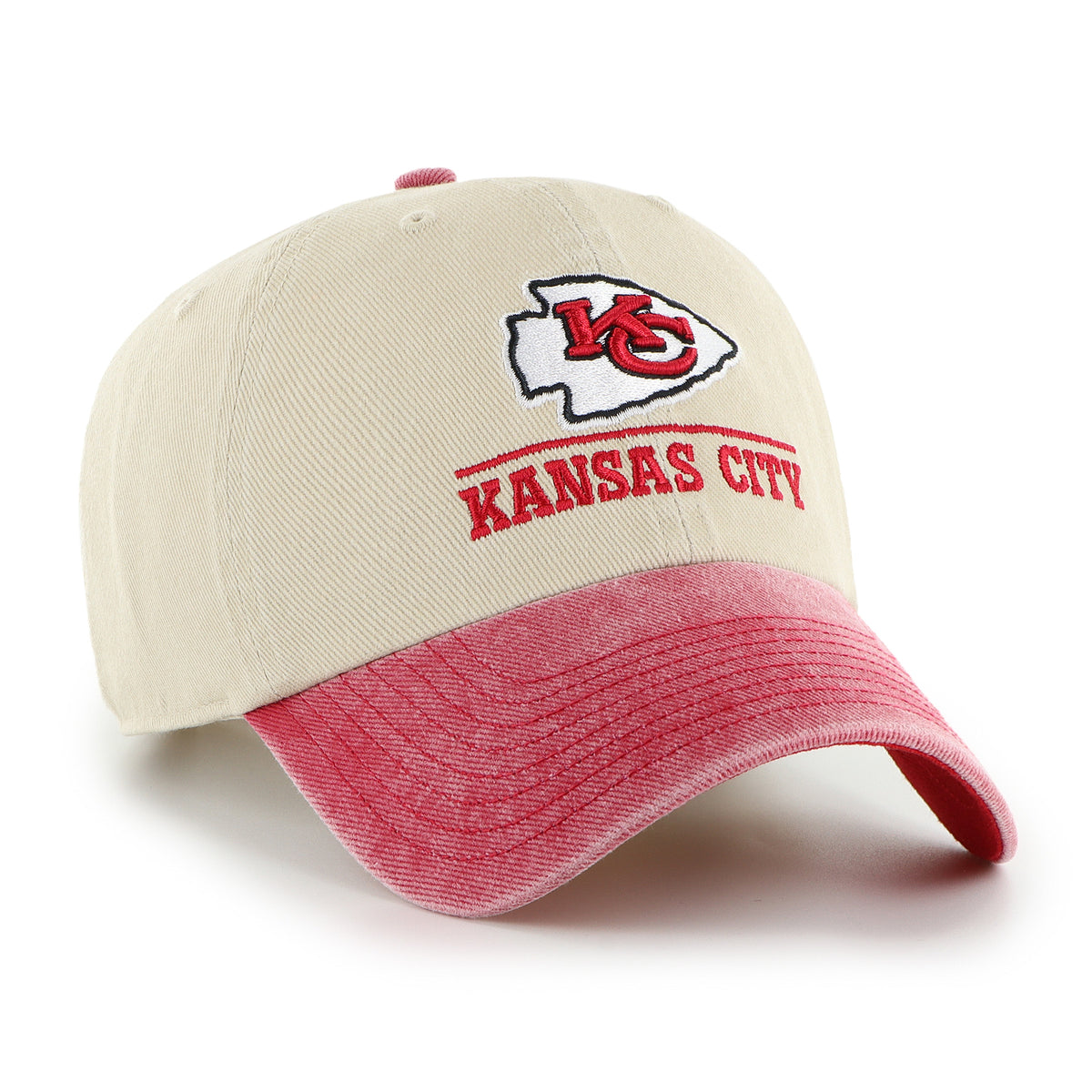Gorra '47 Clean Up Kansas City Chiefs NFL Logo Line Two Tone color Beige en algodón, logo y nombre Chiefs bordado al frente y strapback ajustable