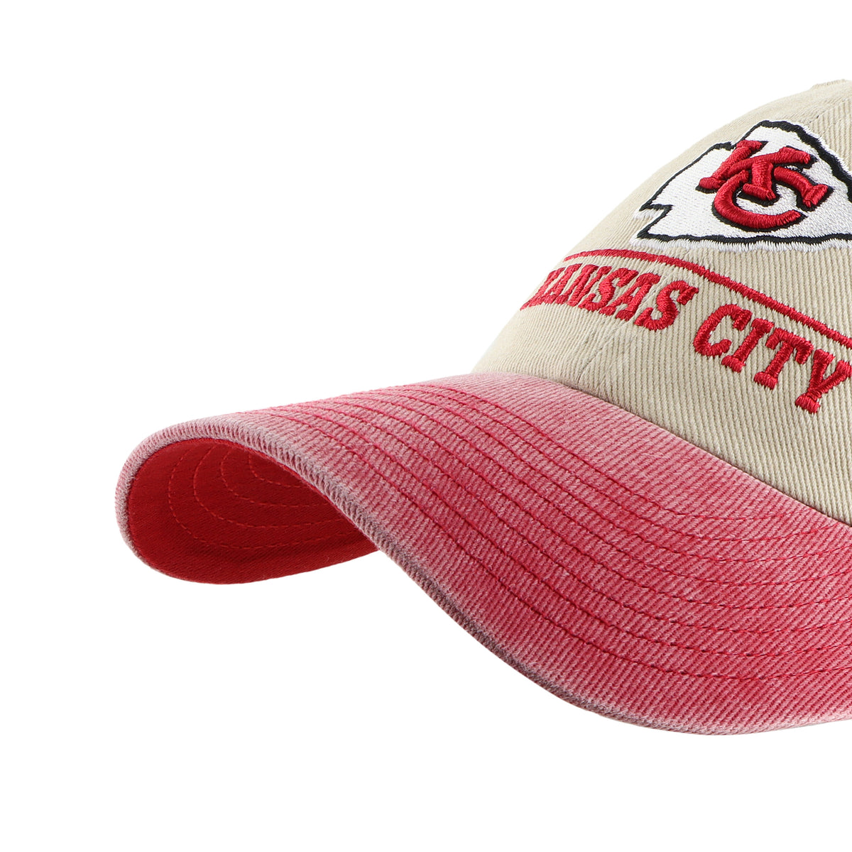 Gorra '47 Clean Up Kansas City Chiefs NFL Logo Line Two Tone color Beige en algodón, logo y nombre Chiefs bordado al frente y strapback ajustable