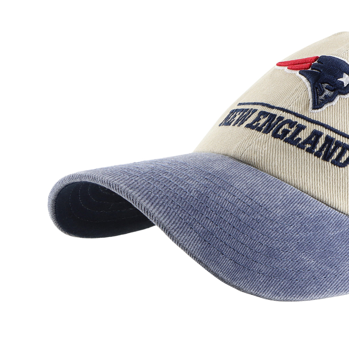 Gorra '47 Clean Up New England Patriots NFL Logo Line Two Tone color Beige en algodón, logo y nombre Patriots bordado al frente y strapback ajustable