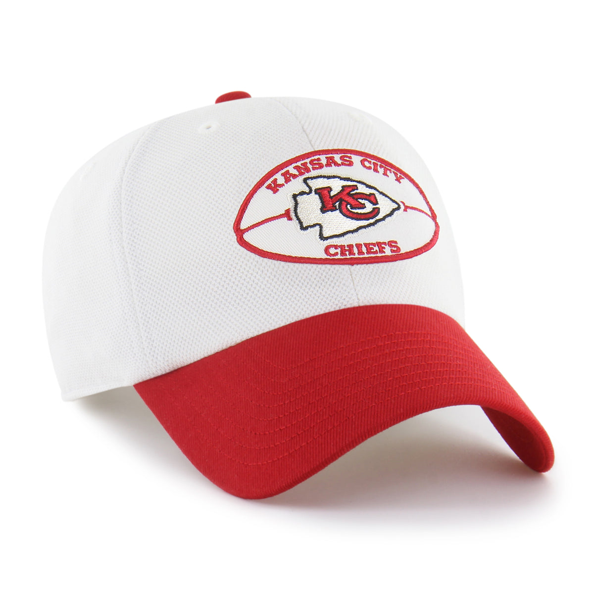 Kansas City Chiefs NFL Pique Patch ’47 Clean Up color Blanca, corona clara y visera roja curva, parche frontal con punta de flecha y logo KC e inscripciones KANSAS CITY y CHIEFS con contorno rojo, emblema ’47 rojo lateral y ajuste strapback.