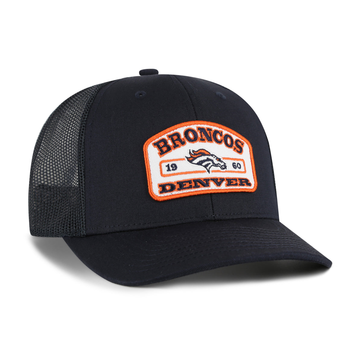 Denver Broncos NFL Roadway Strap ’47 Trucker color Azul marino, frente y malla azul marino, visera semicurva, parche blanco con borde naranja, logo de cabeza de caballo e inscripciones BRONCOS y DENVER al frente, emblema ’47 blanco lateral y cierre trasero ajustable de velcro.
