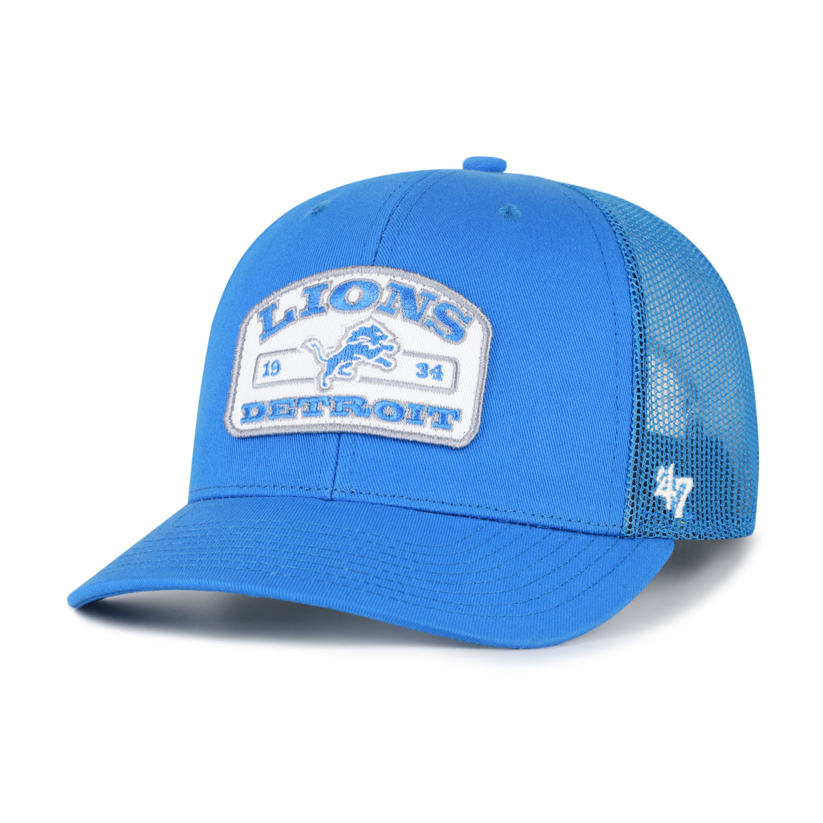 Detroit Lions NFL Roadway Strap ’47 Trucker color Frambuesa azul, frente y malla azules, visera azul semicurva, parche blanco con borde gris, logo del león e inscripciones LIONS y DETROIT al frente, emblema ’47 blanco lateral y cierre trasero ajustable de velcro.