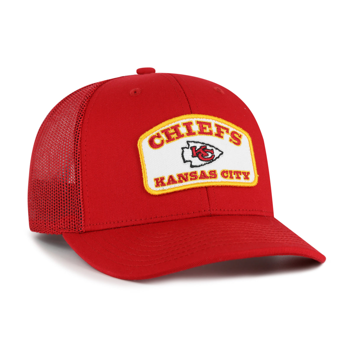 Kansas City Chiefs NFL Roadway Strap ’47 Trucker color Rojo, frente y malla rojos, visera roja semicurva, parche blanco con borde amarillo, logo KC e inscripciones CHIEFS y KANSAS CITY al frente, emblema ’47 blanco lateral y cierre trasero ajustable de velcro.