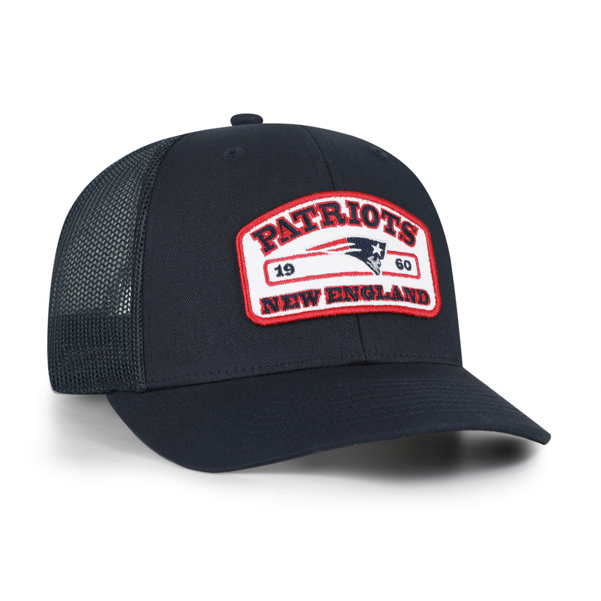 New England Patriots NFL Roadway Strap ’47 Trucker color Azul marino, frente y malla azul marino, visera semicurva, parche blanco con borde rojo, logo del equipo e inscripciones PATRIOTS y NEW ENGLAND al frente, emblema ’47 blanco lateral y cierre trasero ajustable de velcro.