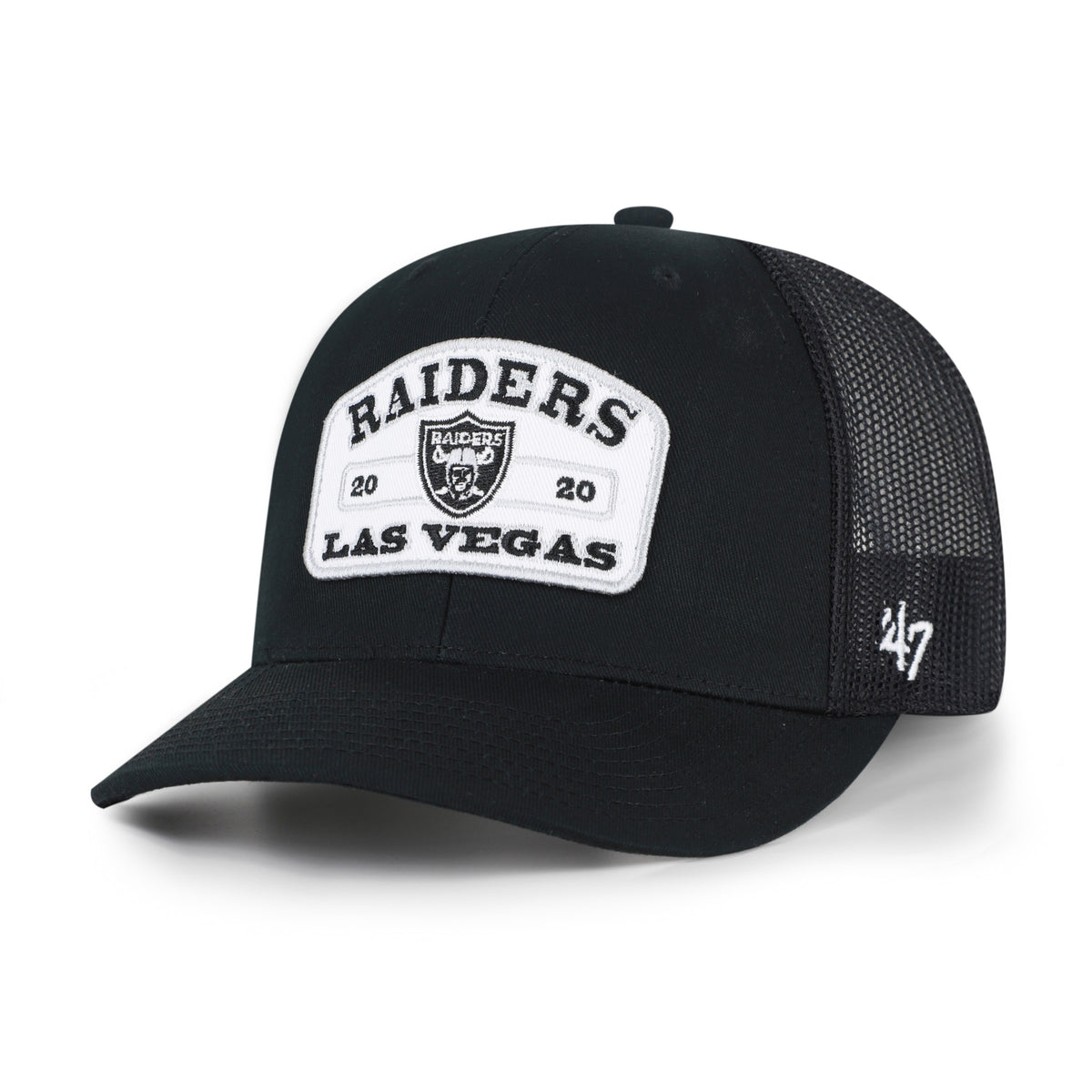 Las Vegas Raiders NFL Roadway Strap ’47 Trucker color Negro, frente y malla negros, visera negra semicurva, parche blanco con escudo del equipo e inscripciones RAIDERS y LAS VEGAS en negro al frente, emblema ’47 blanco lateral y cierre trasero ajustable de velcro.