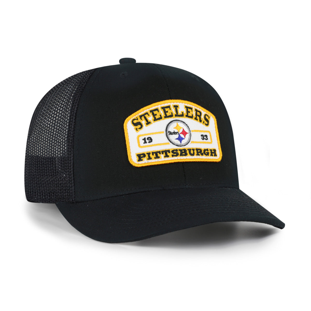 Pittsburgh Steelers NFL Roadway Strap ’47 Trucker color Negro, frente y malla negros, visera negra semicurva, parche blanco con borde amarillo, logo circular del equipo e inscripciones STEELERS y PITTSBURGH al frente, emblema ’47 blanco lateral y cierre trasero ajustable de velcro.
