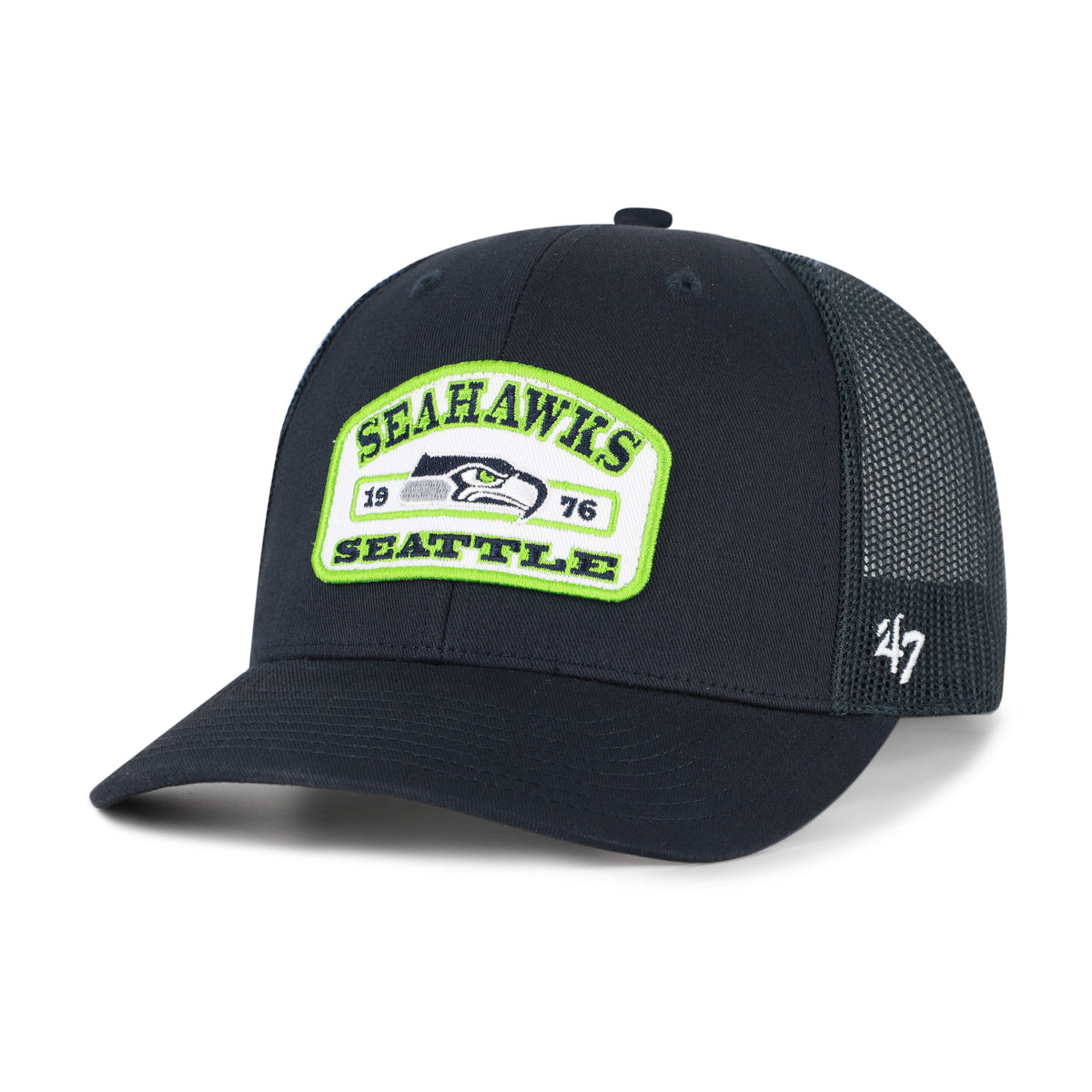 Seattle Seahawks NFL Roadway Strap ’47 Trucker color Azul marino, frente y malla azul marino, visera semicurva, parche blanco con borde verde lima, logo del equipo e inscripciones SEAHAWKS y SEATTLE al frente, emblema ’47 blanco lateral y cierre trasero ajustable de velcro.