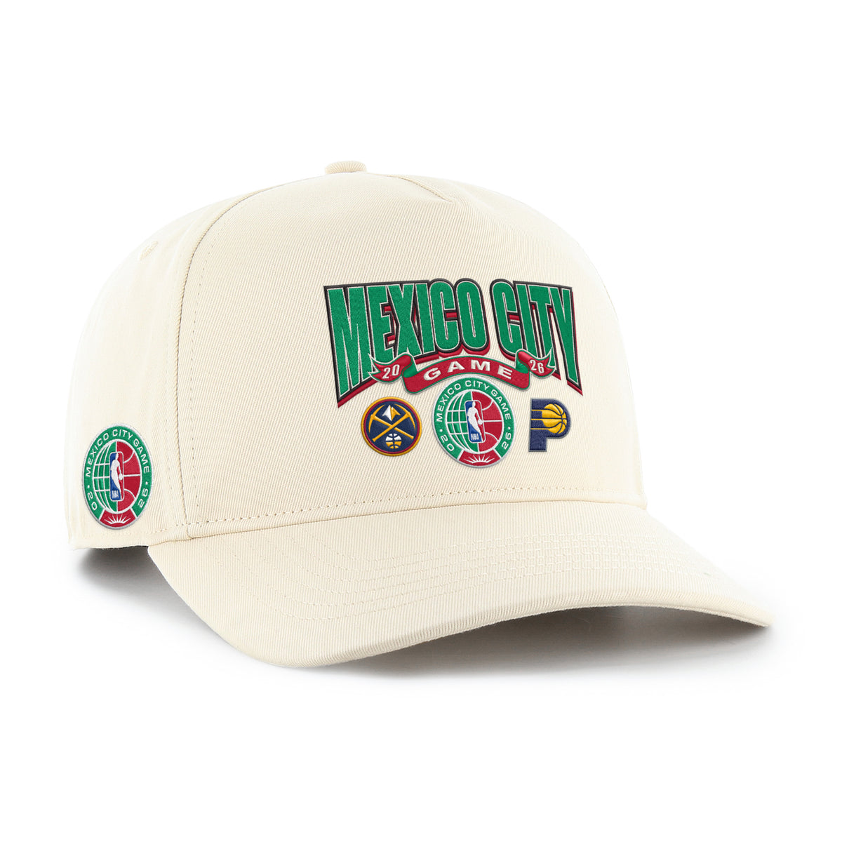 NBA Mexico City Game 2026 ’47 Hitch color beige claro, visera semicurva, bordado frontal MEXICO CITY en verde con cinta roja GAME y año 2026, logos de Denver Nuggets e Indiana Pacers y emblema circular del evento, parche del evento en el lateral derecho, emblema ’47 en tono claro en el lateral izquierdo y ajuste snapback.
