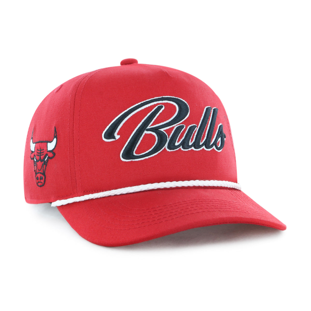Gorra '47 Hitch Chicago Bulls NBA Overhand rojo en algodón con cordón en visor, nombre Bulls bordado al frente, logo lateral derecho y snapback ajustable
