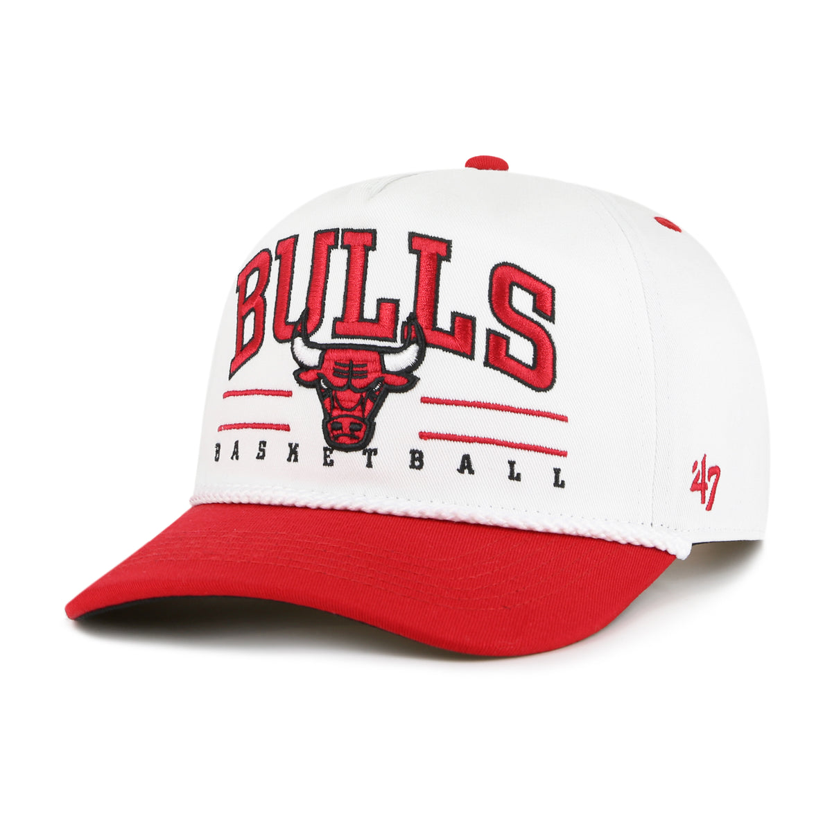 Chicago Bulls NBA Roscoe Rope ’47 Hitch color blanco, visera roja semicurva, cordón decorativo blanco, toro e inscripciones BULLS y BASKETBALL bordados en rojo y negro, ajuste snapback.