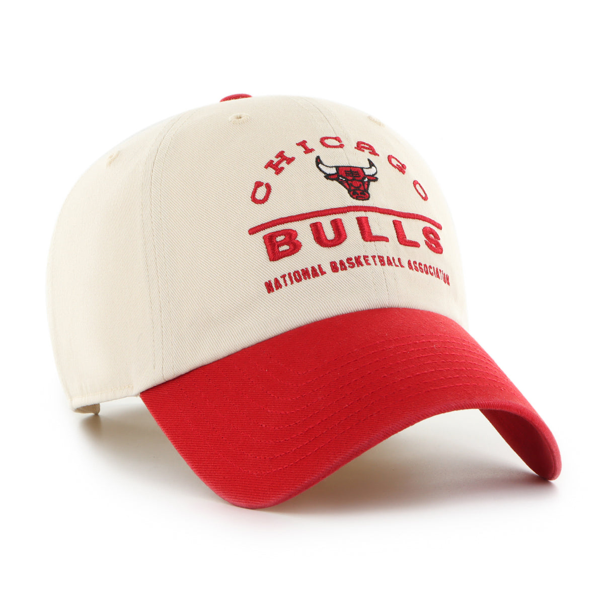 Chicago Bulls NBA Windham ’47 Clean Up color Beige, corona beige claro y visera roja curva, toro bordado en rojo, negro y blanco e inscripciones CHICAGO, BULLS y NATIONAL BASKETBALL ASSOCIATION en rojo al frente, emblema ’47 rojo lateral y ajuste strapback.